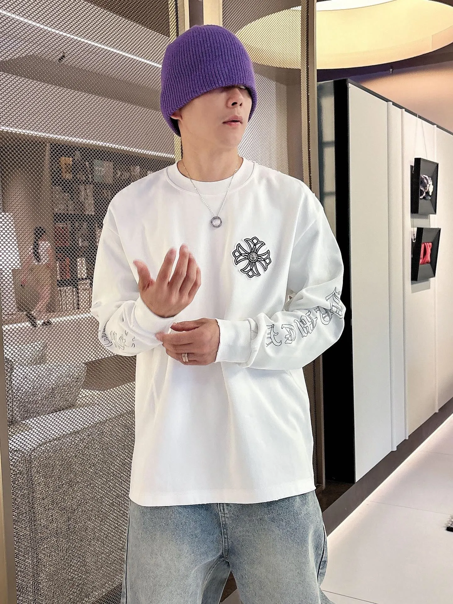 Pants P 470💰. Clothes P 408💰ChromeHearts Chrome Heart Round Neck Sweater Long Sleeve The pursuit of quality guarantees the absolute quality! Using double-sided cotton fabric, the texture is clearly visible, the texture is soft, delicate and smooth, custom three-dimensional embroidery ➕ patchwork and leather craftsmanship, full of drape! The workmanship is fine and the shoulder lines are smooth. All imported chain machines are used to make the shoulder rolling strips. It has a certain thickness and is not made of cheap material but has a shiny feel that is comfortable and not tight on the upper body. It is the most avant-garde street item that can be easily matched by both men and women!  Color: black white Size: m-3xl Style number: 3582